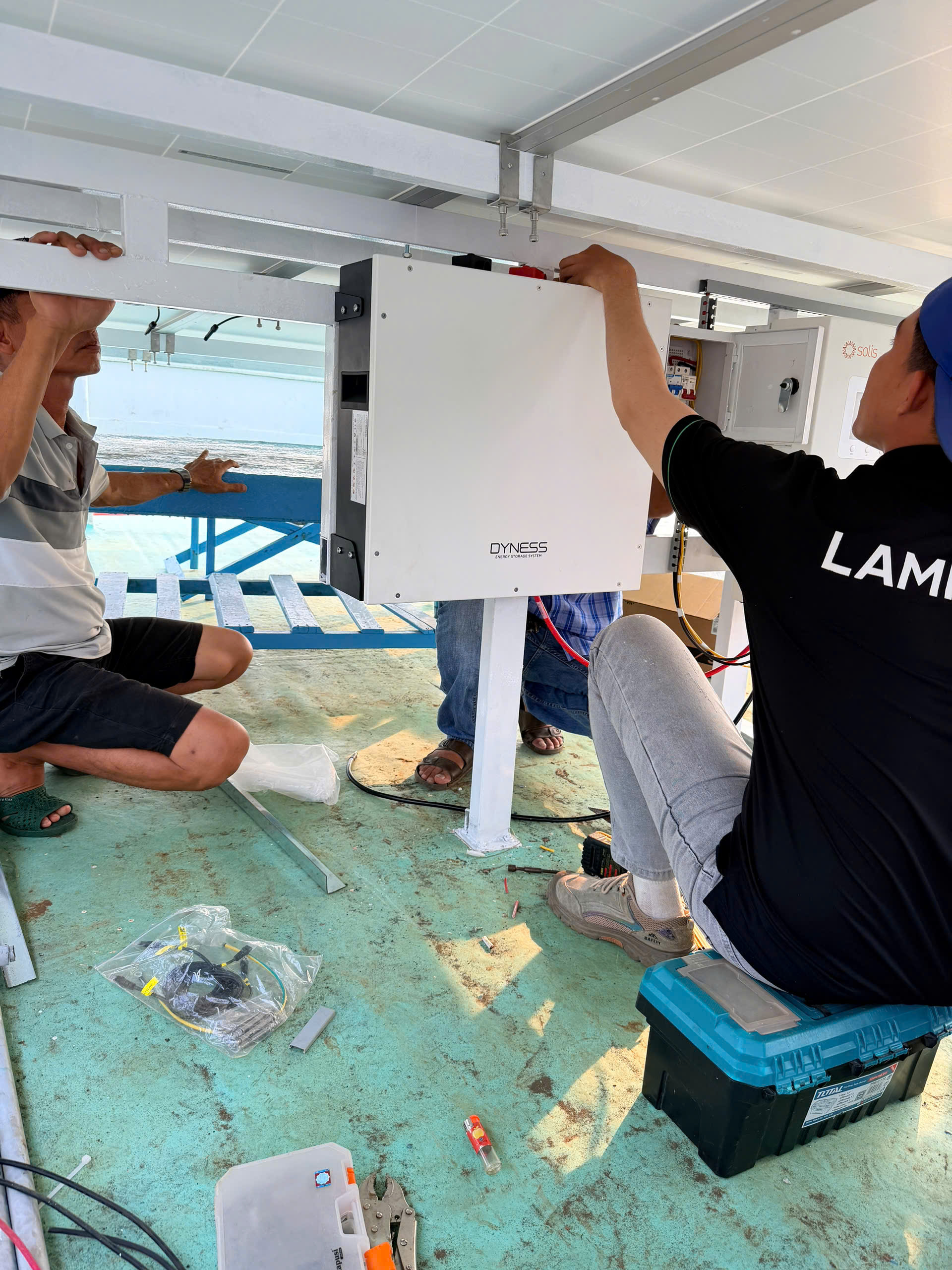 Lắp đặt hệ thống điện mặt trời cho tàu cá