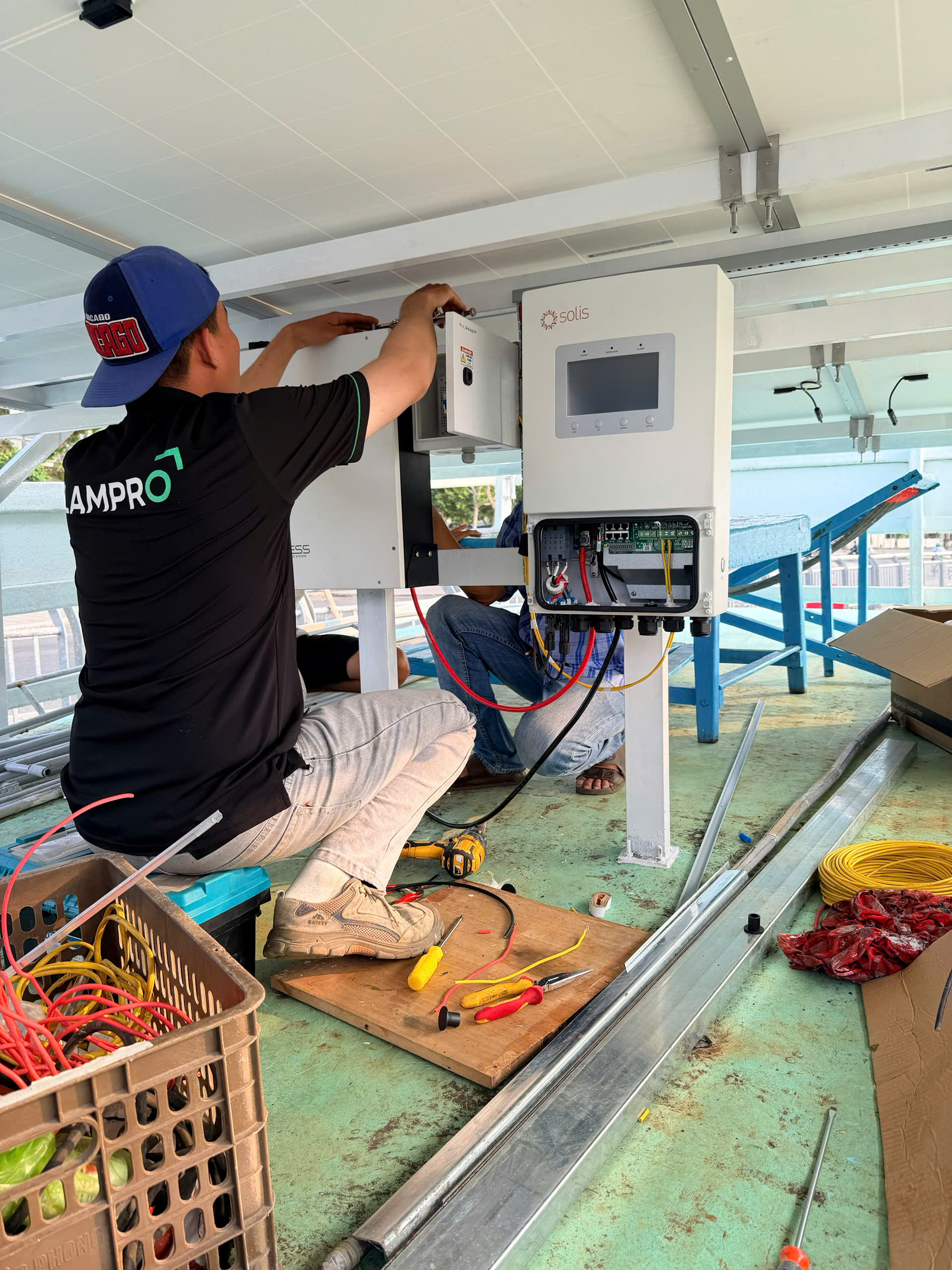 Lắp đặt hệ thống điện mặt trời cho tàu cá